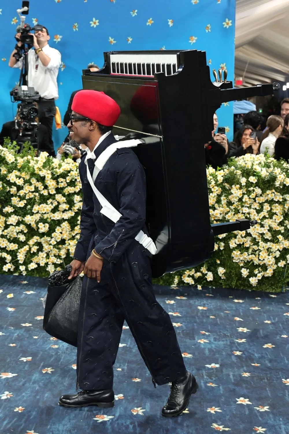 Met Gala kırmızı halısı | Yılın moda  olayında Rihanna yine hamile! - 11