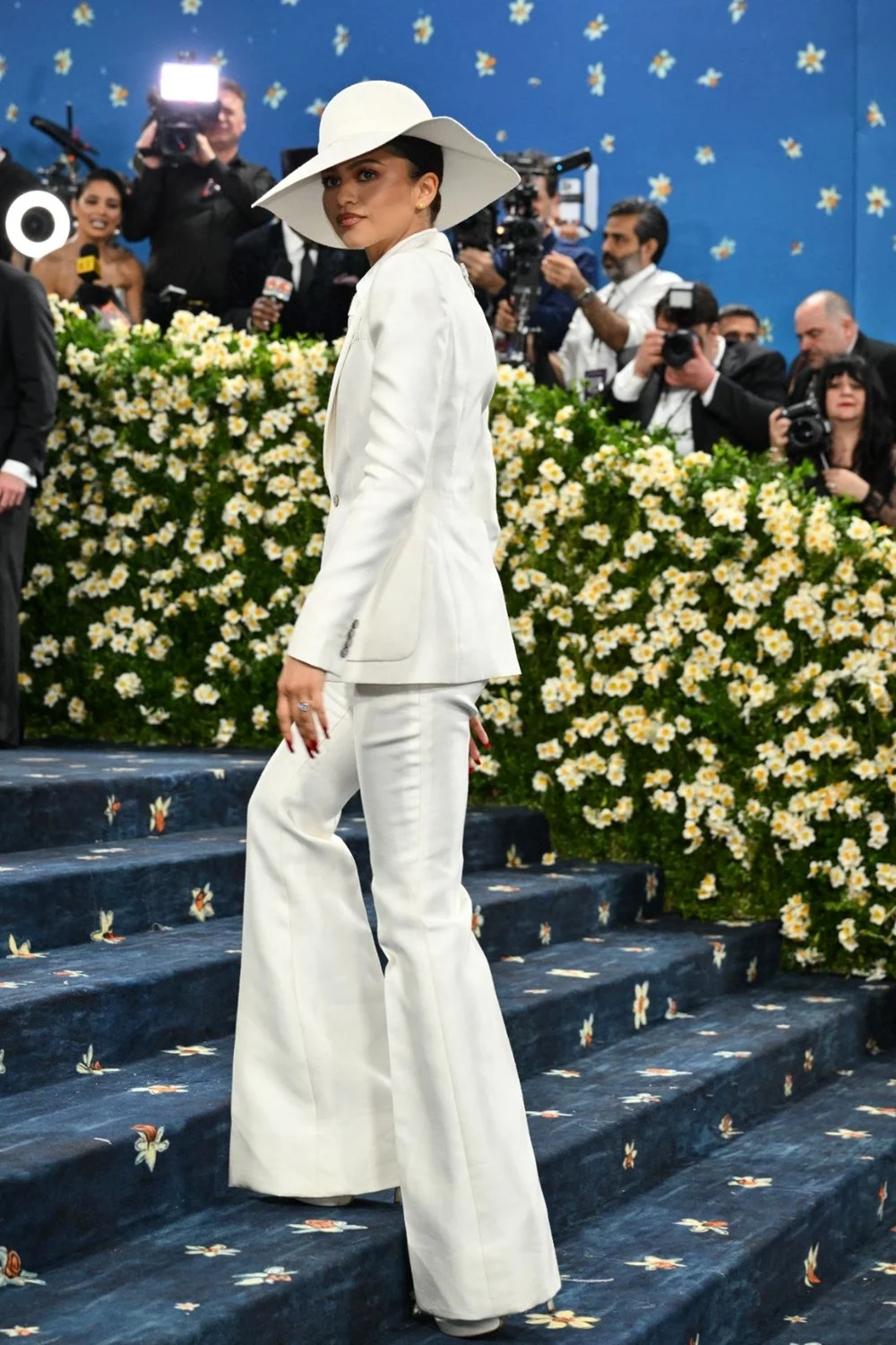 Met Gala kırmızı halısı | Yılın moda  olayında Rihanna yine hamile! - 8