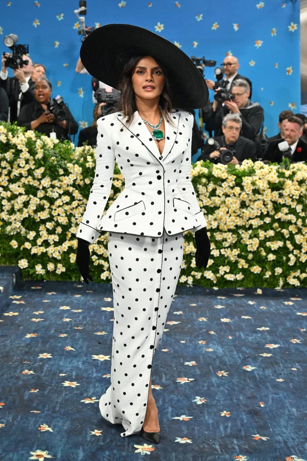 Met Gala kırmızı halısı | Yılın moda  olayında Rihanna yine hamile! - 23