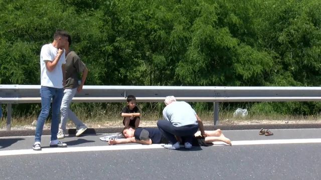Otoyolda geri giden araç kazaya neden oldu, yaralı annesinin başından bir an ayrılmadı