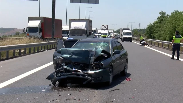 Otoyolda geri giden araç kazaya neden oldu, yaralı annesinin başından bir an ayrılmadı