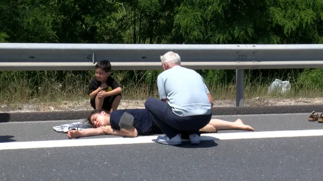 Otoyolda geri giden araç kazaya neden oldu, yaralı annesinin başından bir an ayrılmadı